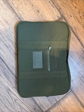 NWOT ALOHA Collection Keep It Light Olive Green Laptop Case